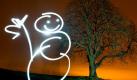 Dieser Schneemann schmilzt nicht, sondern ist mit Hilfe einer Taschenlampe in den Abendhimmel gemalt. Foto: Patrick Pleul Foto: dpa