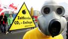 Der maskierte Demonstrant ist ein Gegner der geplanten CO2-Endlager, über die der Bundesrat heute in Berlin berät. Damit soll der Kohlenstoffdioxidausstoß in die Umwelt verringert werden. CO2 trägt nach Meinung von Forschern maßgeblich zum Klimawandel bei. Foto: dpa