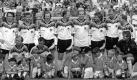 Die WM-Oldies von 1974 am Freitagabend in Aachen: (v.l.) WOLFGANG OVERATH, BERND HÖLZENBEIN (unten), GERD MÜLLER, RAINER BONHOF (unten), JÜRGEN GRABOWSKI, FRANZ BECKENBAUER, ULI HOENEß, DIETER HERZOG, BERND CULLMANN, BERTI VOGTS und SEPP MAIER (unten). In einem Nostalgie-Fußballänderspiel trafen die deutschen und holländischen Oldies aus dem WM-Finale von 1974 aufeinander. Vor 21 Jahren wurde die Deutsche Elf durch ein 2:1 in München Fußball-Weltmeister.
 Foto: dpa