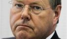 ARCHIV - Bundesfinanzminister Peer Steinbrueck, aufgenommen am 26. August 2009 auf einer Pressekonferenz in Berlin. Die Opposition sieht in Steinbrueck weiter einen Mitschuldigen fuer das milliardenschwere Debakel bei der Muenchner Bank Hypo Real Estate. Im gemeinsamen 'Sondervotum' zum Abschluss des Bundestags-Untersuchungsausschusses warf die einzigartige Allianz aus Linken, Gruenen und FDP Regierung und Bankenaufsicht schwere Fehler zulasten der Steuerzahler vor. Zudem kritisierte sie am Freitag, 18. September 2009, 'gravierende Kommunikationsluecken zwischen Finanzministerium und Bankenaufsicht'. (AP Photo/Maya Hitij) --- FILE - German Federal Finance Minister Peer Steinbrueck briefs the media about Germany's government arrangements to save important banks, at a news conference in Berlin on Wednesday, Aug. 26, 2009. (AP Photo/Markus Schreiber) Foto: ap