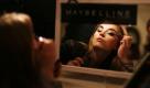 Letzter Feinschliff: Ein Model trägt Mascara auf, bevor sie sich auf dem Catwalk präsentiert. In New York City ist Fashion Week. Foto: ap