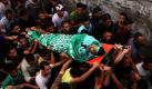 Palästinenser tragen den toten Körper des örtlichen Hamasführers Eyad Shilbaya während einer Beerdigungszeremonie im Camp Nor Shams in der Nähe der Westbank. Shilbaya, ein Kommandant der Ezzedine-al-Qassam-Brigaden, wurde durch israelische Truppen getötet, als diese versuchten ihn festzunehmen.  Foto: dpa