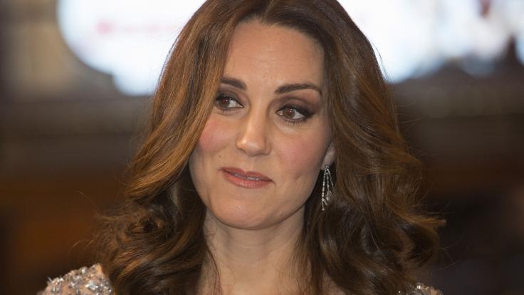 Kate Middleton hat einen fremden Mann geküsst.