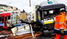 Passagiere einer Straßenbahn in Halle an der Saale kamen größtenteils nochmal mit einem Schrecken davon: Die Straßenbahn rammte am frühen Morgen einen Lastwagen. Zwei Menschen wurden dabei verletzt. Die Unfallursache ist nach Polizeiangaben noch nicht bekannt. Foto: dpa