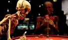 Plastinierte Leichen sitzen in Bremen in der Alten Hauptpost an einem Pokertisch. Die Präparate sind erstmals in der Ausstellung Körperwelten - Eine Herzenssache des umstrittenen Leichenpräparators Gunther von Hagens zu sehen. Die Plastination ist ein spezielles Verfahren zur Konservierung von Leichen und Körperteilen. Foto: dpa