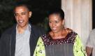 President Barack Obama and first lady Michelle Obama leave State Road restaurant in West Tisbury, Mass., after dinner with Vernon Jordan and other friends Tuesday, Aug. 24, 2010, on Martha's Vineyard. (AP Photo/Carolyn Kaster)

 Foto: ap