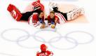 Charline Labonte (links) und Kim St. Pierre posieren strahlend für ein Siegerfoto. Das kanadische Frauen-Eishockeyteam holte mit dem 2:0-Sieg über die USA bei den Olympischen Spielen Gold. Foto: ap