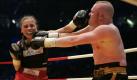 In einem Revanche-Kampf stehen sich der Moderator Stefan Raab (r) und die Boxweltmeisterin Regina Halmich am Freitag (30.03.2007) in der ausverkaufen KölnArena im Ring gegenüber. Das erste Zusammentreffen vor sechs Jahren endete mit der Zertrümmerung des Raabschen Nasenbeins. Dieses Mal gewann Halmich nach Punkten. Ausgestrahlt wurde die Veranstaltung live auf ProSieben. Foto: Jörg Carstensen dpa/lnw +++(c) dpa - Bildfunk+++ Foto: dpa