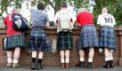 Obacht, sie haben Röcke an! Die schottische Nationalmannschaft nennt sich «Tartan ArmyBravehearts».   Foto: dpa