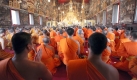 Buddhistische Mönche beten vor dem Smaragd-Buddha für den thailändischen König Bhumibol Adulyadej, nachdem er in ein Krankenhaus in Bangkok eingeliefert wurde. Foto: dpa