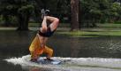 Kunststück auf dem Wasser: Ein Australier surft in einem überfluteten Park in der Nähe von Sydney. Foto: Paul Miller Foto: dpa
