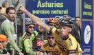 Stefan Schumacher jubelt im Trikot seines Rennstalls Miche Guerciotti. Foto: J. L. Cereijido. Foto: dpa