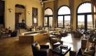Die Lobby des Qasr Al Sarab Desert Resort lässt schon vermuten, in welchem Luxus die Gäste hier schwelgen dürfen.  Foto: Anantara Hotels