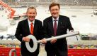 Düsseldorf. Der Düsseldorfer Oberbürgermeister Dirk Elbers (l.) und der NDR-Intendant Lutz Marmor posieren anlässlich der symbolischen Übergabe des Schlüssels der Esprit Arena an den NDR. Am 14.05.2011 findet in der Arena das Finale des Eurovision Song Contest statt. Foto: dpa