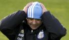 Argentiniens Nationaltrainer Diego Maradona hatte im Laufe seiner Karriere immer wieder mit Alkohol- und Drogenmissbrauch sowie Depressionen zu kämpfen. Erst Ende September 2009 verordnete ihm sein Leibarzt eine Kur wegen drohender Depressionen. Foto: dpa