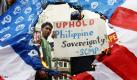 Demonstranten verbrennen auf einer Kundgebung vor der US-amerikanischen Botschaft in Manila eine Attrappe der amerikanischen Flagge. Die Protestler forderten die Aufhebung des militärischen Visiting Forces Agreement (VFA) zwischen den Philippinen und den Vereinigten Staaten und protestierten gegen die Anwesenheit von Offizieren und Crew-Mitgliedern der USS Blue Ridge, einem Marineschiff der USA, im Land. Foto: dpa