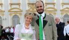 Zu seiner Mutter Gloria von Thurn und Taxis hat er ein sehr gutes Verhältnis, sie ist seine engste Vertraute. Albert gilt als Single, über sein Liebesleben ist nichts bekannt. Eine fürstliche Traumhochzeit in Deutschland scheint also noch in weiter Ferne. Doch angeblich will Alberts streng gläubige Mutter ihren einzige Sohn standesgemäß verheiraten - das heißt eine Frau aus dem Hochadel mit katholischer Herkunft. Foto: dpa