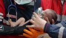 Fast zwei Tage nach dem verheerenden Erdbeben in der Osttürkei ist es Rettungskräften gelungen, ein Baby aus den Trümmern eines eingestürzten Gebäudes zu bergen. Der Säugling heißt Azra und ist erst zwei Wochen alt. Foto: dpa