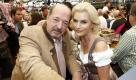 Komponist Ralph Siegel kam mit Gattin Kriemhild, die sich ganz besonders hübsch gemacht hat. Wenig Ausschnitt, zurückhaltendes Make-up und ein dezentes Dirndl werden auf der Wiesn gern gesehen. Das Paar verbra Foto: dapd