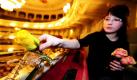 Floristin Nicole Forker bestückt in der Semperoper in Dresden den dritten Rang mit Rosen. Das Opernhaus wird derzeit für den Opernball am Freitagabend hergerichtet. Zu der Ballnacht werden rund 3000 Gäste erwartet. Der Schauspieler und Filmproduzent Til Schweiger wird bei der Veranstaltung ausgezeichnet. Er erhält den Orden in der Kategorie Kultur. Prominenteste Gäste sind Bundespräsident Christian Wulff und Ex-Bundespräsident Roman Herzog.  Foto: dapd