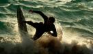 Der US-Amerikaner Mike Horan nimmt eine Welle in New Port Beach, Kalifornien, mit. Kalifornische Behörden haben Surfer gewarnt, da Wellen bis 2,5 Meter groß werden können.  Foto: ap