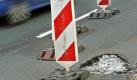 Nachdem die milden Temperaturen der vergangenen Tage den Schnee zum Tauen brachten, werden die Spuren der frostigen Wochen erst so richtig sichtbar. Foto: dpa