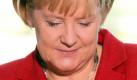 Bundeskanzlerin Angela Merkel (CDU) betrachtet im Bundeskanzleramt in Berlin ein Töpfchen Alpenveilchen. Anlässlich der Pflanzung seltener heimischer Wildpflanzen im Kanzlergarten empfing die Regierungschefin den Präsidenten der Deutschen Gartenbau-Gesellschaft (DGG).  Foto: dpa