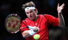 Mit verbissener Miene schlägt der Argentinier David Nalbandian bei den ATP Masters in Paris den Ball zurück an Marcel Granollers aus Spanien. Der böse Blick zeigte Wirkung: Nalbandian siegte mit 6:3 und 6:1. Foto: dapd