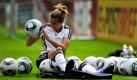 Spielerin Simone Laudeur beim Training der Frauenfußball-Nationalmannschaft im Sportpark in Neu Isenburg. Dort bereitet sich die weibliche Elf derzeit auf die Weltmeisterschaft vor. Das erste WM-Spiel findet am 26. Juni in Berlin statt, wenn Deutschland gegen Kanada antritt. Das Finale ist für den 17. Juli in Frankfurt am Main geplant. Foto: dapd