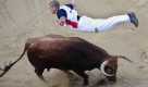 A 'recortador' jumps over a bull during a bull leaping contest show at the Plaza Monumental bullring in Barcelona, Spain, Friday Sept. 25, 2009. (AP Photo/Manu Fernandez) Foto: news.de