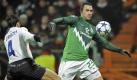... gewannen 3:0 gegen den amtierenden Titelträger. Die Italiener allerdings waren nur mit einer B-Elf angetreten. Fürs angeknackste Werder-Selbstvertrauen war der Sieg dennoch gut. Ein ordentlicher Abschied von Werder aus dem internationalen Geschäft. Im Gegensatz zur Bundesliga (Rotsperre) durfte auch Hugo Almeida (rechts) mitspielen. Foto: dapd