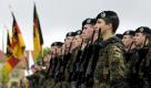 ARCHIV: Eine Ehrenformation der Bundeswehr, aufgenommen in der General-Olbricht-Kaserne in Leipzig waehrend des Rueckkehrappell der Soldaten der 13. Panzergrenadierdivision (Foto vom 04.05.10). Angesichts der massiven Sparzwaenge prueft das Verteidigungsministerium die Aussetzung der Wehrpflicht und eine Verkleinerung der Truppenstaerke von 250.000 auf 150.000 Stellen. Ein Ministeriumssprecher erklaerte, zur Vorbereitung der Kabinettsklausur 'werden im Moment unterschiedliche Szenarien durchgerechnet. Dabei gibt es keine Denkverbote, aber auch noch keine Entscheidungen'. (zu ddp-Text) Foto: Jens Schlueter/ddp Foto: ddp