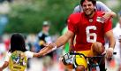 Es sieht schon ein bisschen lustig aus, wie der riesige Graham Harrell, Footballstar der Green Bay Packers, sich auf ein Minirad quetscht. Im Trainingscamp der Packers im heimischen Green Bay scheint eine gute Stimmung zu herrschen. Harrell hat auf jeden Fall Riesenspaß auf dem BMX und schlägt mit einem Mädchen ein. Foto: dapd