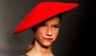 Das Model mit dem schiefen Hut war auf der Fashion Week in Mexiko nicht zu übersehen. Gewagte Kopfbedeckungen sind in der Modewelt fester Bestandteil auf den Laufstegen. Dieses Modell könnte auch «China sieht rot» heißen.  Foto: dapd
