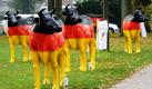 Mit schwarz-rot-goldenen Plastikkühen demonstrieren Milchbauern in Lübeck anlässlich der Agrarministerkonferenz für einen fairen Milchpreis. Die Agrarminister der Bundesländer und EU-Kommissar Ciolos nehmen an der Agrarministerkonferenz in Lübeck teil, die noch bis Sonntag andauert. Foto: dpa