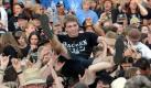 Nicht nur zu den mehr als 100 Bands feiern die Metal-Fans richtig ab. Auch oder vielmehr erst recht zur einheimischen Blasmusik. Foto: dpa