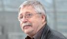 Der Schriftsteller Wolf Biermann hat Günter Grass «im Namen der Meinungsfreiheit» verteidigt, sein Israel-Gedicht aber als «literarische Todsünde» bezeichnet. In der Welt am Sonntag schrieb der Liedermacher, «wenn dem Künstler keine originellen Ideen mehr kommen, versucht mancher sich an einem künstlichen Tabubruch wie Grass». Dass Neonazis in Deutschland Grass nun lobten, mache aus ihm noch keinen Nazi. Foto: dpa