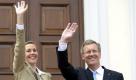 German president Christian Wulff, right, and his wife Bettina Wulff, wave to journalists in front of the presidential residence Bellevue castle in Berlin, Friday July 2, 2010. Germany's new president was sworn in Friday. (AP Photo/ddp/Sascha Schuermann) Foto: dapd