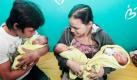 epa02844810 Filipino Cristine Lasona (R), mother of newly born triplet, with husband, Jason (L), hold their babies at a government hospital in Manila, Philippines on 28 July 2011. Justice Jose Abad Santos Mother and Child Memorial Hospital, a government run hospital, presently cares for 300 babies including a triplet and a quadruplet. EPA/FRANCIS R. MALASIG +++(c) dpa - Bildfunk+++ 
 Foto: dpa