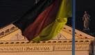 Die Bundesflagge vor Schloss Bellevue in Berlin. Zum Großen Zapfenstreich wird die Umgebung weiträumig abgesperrt. Foto: Maurizio Gambarini Foto: dpa
