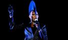 Sängerin Grace Jones zeigt bei einem Konzert im Victoria Park in London, dass sie auf der Bühne auch mit 62 Jahren noch eine gute Figur macht. Foto: ap