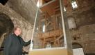 Besucher lauschen am Mittwoch (05.11.2008) den neuen Klängen der Orgel im Burchardi-Kloster in Halberstadt (Landkreis Harz). Sie verfolgen den siebten Klangwechsel beim längsten Musikstück der Welt, das auf 639 Jahre angelegt ist. Beim John-Cage-Orgelprojekt 'As slow as possible' (So langsam wie möglich) wird über diese Zeitdauer auf einer eigens zu diesem Zweck geschaffenen Orgel ein Orgelstück des Avantgarde-Komponisten John Cage aufgeführt. Der Start des Stückes war im Jahr 2001. Das wohl originellste Experiment in der Musikgeschichte beinhaltet nicht nur die unendliche Langsamkeit beim Spiel der Cage-Partitur mit der Anweisung 'as slow as possible', sondern auch den extrem langsamen Bau der dazugehörigen Orgel. Foto: dpa
