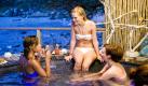 Natalie, Sissi und Veronika (von links) haben es sich im Pool gemütlich gemacht und tauschen ihre Gedanken über Paul aus. Foto: RTL