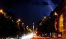 Blitze entladen sich in der Nacht am Horizont über der Prinzregentenstraße und dem Friedensengel in München. Foto: dpa