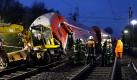 Wie es zum Unfall kam, ist noch unklar. Hinweise zur Unfallursache erhoffen sich die Ermittler unter anderem von der Auswertung der technischen Aufzeichnungen im Zug und in den Bahnleitstellen. Foto: dapd