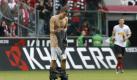 Was will uns dieser junge Mann sagen? Richtig: Die Fohlen lassen die Hosen runter. Im Heimspiel gegen Eintracht Frankfurt... Foto: ddp