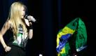 Die kanadische Sängerin Avril Lavigne singt während ihrer Konzerts in Sao Paulo, Brasilien. Die kanadische Rockröhre saß davor mindestens neun Stunden auf einem Flughafen in Buenos Aires fest. Grund war die Puyehue-Aschewolke. Foto: dapd