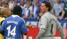 Auch Beschimpfungen sind im Revierderby gang und gäbe. Hier geht Roman Weidenfeller (r.) Gerald Asamoah an. Der BVB-Keeper soll Schalkes Mittelfeldspieler damals beleidigt haben. Foto: dpa