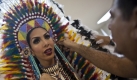 Die Amerikanerin Sunny Dee-Lite trägt indianischenHaarschmuck. Sie ist eine Kandidatin des Miss International Queen Wettbewerbs, dem Transvestiten-Schönheitswettbewerb in Thailand. Foto: ap
