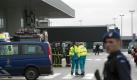 Bombenalarm am Amsterdamer Flughafen: Die Polizei räumt die internationalen Terminals 1 und 2. Ein Verdächtiger wurde festgenommen. Foto: Marcel Antonisse  Foto: dpa